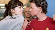 Im Waschraum wird Ginger (Nadine Warmuth, li.) von Mel (Sigrid M. Schnückel, re.) überrascht und bedroht. Doch in Ginger wächst der Mut zur Gegenwehr... (hi. Sylwia von Wildburg)