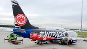 Der neuen Eintracht-Flieger: Die in den Farben des Fußballbundesligavereins „Eintracht Frankfurt“ fertig beklebte Boeing 737-800.