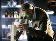 Für Dr. Ray Langston (Laurence Fishburne) beginnt die erste Schicht. Er soll einen vermeintlich harmlosen Einbruch sowie die Ursache eines Brandes mit Todesfolge klären. Dabei macht er interessante Entdeckungen...