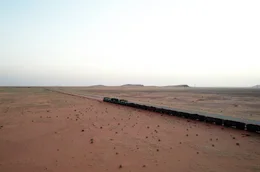 Der l&auml;ngste G&uuml;terzug der Welt transportiert Tag f&uuml;r Tag 17.000 Tonnen Eisenerz, 700 km quer durch Mauretanien.