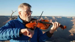 Professor David Koerner ist Planetologe und Astrophysiker. Seine gro&szlig;e Passion ist das Geigespielen. In jeder freien Minute kommt er an den Grand Canyon und spielt.