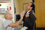 Als Monk (Tony Shalhoub, re.) Dr. Scott (Dan Butler) mit seinem Verdacht konfrontiert, reagiert dieser &auml;u&szlig;erst rabiat.