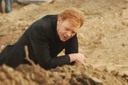 Horatio (David Caruso) sucht nach Spuren im Sand: Der Chef-Ermittler hat zuvor erfahren, dass Ashley Whitford vorhatte, ihren Mann durch eine Hochzeit und anschlie&szlig;ende Scheidung abzuzocken.