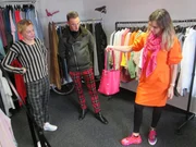 V.l.: Verkäuferin, Shoppingbegleitung Andreas und Kandidatin Ella. V.l.: Verkäuferin, Shoppingbegleitung Andreas und Kandidatin Ella.