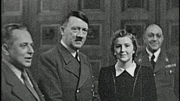Adolf Hitler (2.v.l.)