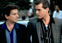 Henry (Ray Liotta, re.) sp&uuml;rt immer deutlicher, dass Tommy (Joe Pesci) ein Psychopath ist.