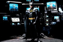 Der Verbrecherk&ouml;nig "Joker" (Jack Nicholson, auf den Bildschirmen) versetzt ganz Gotham City in Angst und Schrecken. Nun kann ihn nur noch der legend&auml;re Mann im Fledermauskost&uuml;m Batman (Michael Keaton) aufhalten.