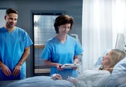 Prof. Dr. Patzelt (Marijam Agischewa, M.) besteht darauf, die schwierige Operation bei ihrer Freundin Dorothea (Antje Schmidt, r.) selbst durchzuführen. Gemeinsam mit Dr. Matteo Moreau (Mike Adler, l.) klärt sie die Patientin über die Risiken auf.