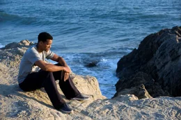 Von Schuld und Schmerz gezeichnet, zieht sich Ben (Will Smith) zur&uuml;ck. Die Vergangenheit l&auml;sst ihn nicht los &ndash; und bringt ihn zu einer radikalen Entscheidung.