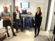 Gefällt Shoppingbegleitung Markus das Outfit von Maria (r.)?