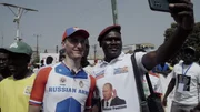 In Burkina Fasos Hauptstadt Ouagadougou posiert ein Fan mit einem russischen Radfahrer. In Burkina Fasos Hauptstadt Ouagadougou posiert ein Fan mit einem russischen Radfahrer.