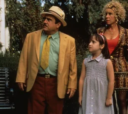 Ahnen nicht, welch ein Genie ihre Tochter (Mara Wilson, M.) ist: Harry (Danny DeVito, l.) und Zinnia Wurmwald (Rhea Perlman, r.) ...