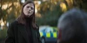 Kirsten Longacre (Rose Leslie, l.) hat gerade Ben Oakley (Cal MacAninch, r.) verhaftet und nutzt die Gelegenheit für ein erstes Gespräch.