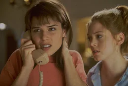 L-R: Sidney Prescott (Neve Campbell) und Tatum Riley (Rose McGowan)