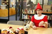 F&uuml;r Studienleiter Pelton (Jim Rash) ist eines klar: Die Lerngruppe hat Probleme. Eine Puppentherapie soll Klarheit schaffen ...