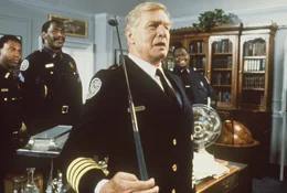 Bei den Feierlichkeiten f&uuml;r seine Verdienste als Leiter der Police Academy ben&ouml;tigt Kommandant Lassard (George Gaynes, r.) schon bald die Hilfe seiner Chaotentruppe, insbesondere die von Hightower (Bubba Smith, M.) und Jones (Michael Winslow, l.) ...