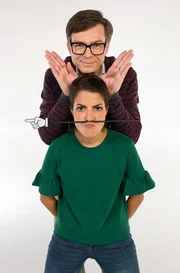 Clarissa Corrêa da Silva und Ralph Caspers führen durch die Welt der außergewöhnlichen Fragen. Clarissa Corrêa da Silva und Ralph Caspers führen durch die Welt der außergewöhnlichen Fragen.