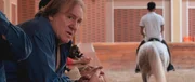 Bei der Besichtigung eines Gest&uuml;ts in Nordkorea macht Depardieu vor laufender Kamera mehrfach schockierende und obsz&ouml;ne Bemerkungen &uuml;ber die Reiterinnen.