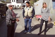 Trödelexperte Sükrü (Mitte) muß bei Erich (69) und seiner Tochter Anja viel Überzeugungsarbeit leisten! Trödelexperte Sükrü (Mitte) muß bei Erich (69) und seiner Tochter Anja viel Überzeugungsarbeit leisten!