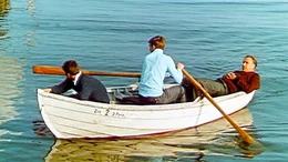 Von Fernreisen in exotische L&auml;nder &uuml;ber den Urlaub auf dem Bauernhof bis hin zu Strandferien an der Ostsee - jeder hat seine ganz eigenen Reiseerinnerungen. Der Film blickt zur&uuml;ck auf Urlaubstrends und Erlebnisse von den 1950ern bis in die 1990er Jahre, wie Camping, Kaffeefahrten, Survival-Urlaub oder Ballermann. - Auf der Ostsee 1970.