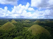 The Chocolate Hills on the island of Bohol. Around 1300 hills, 50 to 130 meters high. They were formed from limestone by wind and rain.