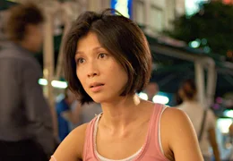 Ming Li (Li Lin Wong) will sich nicht damit abfinden, dass ihr Kulturzentrum abgerissen werden soll.; ARD Degeto EINE LIEBE IN DER STADT DES L&Ouml;WEN, am Samstag (09.11.24) um 15:30 Uhr im ERSTEN. Ming Li (Li Lin Wong) will sich nicht damit abfinden, dass ihr Kulturzentrum abgerissen werden soll. &copy; ARD Degeto/Shung/Chin, honorarfrei - Verwendung gem&auml;&szlig; der AGB im engen inhaltlichen, redaktionellen Zusammenhang mit genannter Degeto-Sendung und bei Nennung "Bild: ARD Degeto/Shung/Chin" (S2). ARD Degeto/Programmplanung und Presse, Tel: 069/1509-335, degeto-presse@degeto.de
