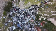 In einer Schlucht in der Nähe von Marseille liegen unzählige ausgeschlachtete und verbrannte Autowracks. So versuchen die Diebe ihre Spuren zu verwischen.