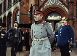 Voigt (Heinz R&uuml;hmann) nutzt die Autorit&auml;t, die seine Uniform ihm verleiht, um mit einigen auf der Stra&szlig;e angetroffenen Soldaten das Rathaus von K&ouml;penick zu besetzen.