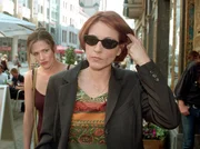 Christina Buschmann (Iris Böhm, li.), Pia Heilmann (Hendrikje Fitz) in MDR Fernsehen IN ALLER FREUNDSCHAFT, FOLGE 84, 'Feuer'
