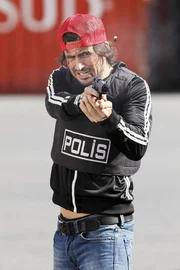 Nach einer wilden Verfolgungsjagd, versucht Ben (Tom Beck) den Drogentransporter zu stoppen.