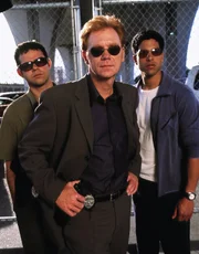 1. Staffel: Zum Team von CSI-Leiter Horatio Caine (David Caruso, M.) gehören der Tauchexperte Eric Delko (Adam Rodriguez, r.) und der Bücherwurm Tim Speedle (Rory Cochrane). 1. Staffel: Zum Team von CSI-Leiter Horatio Caine (David Caruso, M.) gehören der Tauchexperte Eric Delko (Adam Rodriguez, r.) und der Bücherwurm Tim Speedle (Rory Cochrane).