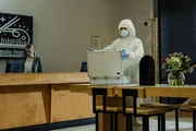 Forensische Experten in Schutzkleidung (PSA). (Szene nachgestellt)