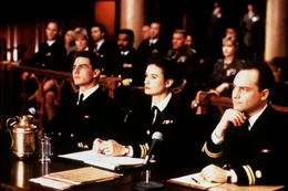 Lt. Kaffee (Tom Cruise, l.), Lt. JoAnne Galloway (Demi Moore, M.) und Lt. Sam Weinberg (Kevin Pollak, r.) sollen die beiden angeklagten Soldaten verteidigen. Aber im Laufe des Prozesses werden aus den Verteidigern Ankl&auml;ger ...