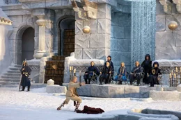 Am Nordpol angekommen, lernen Katara und Aang (Noah Ringer, vorne) ihre Wasserb&auml;ndiger-F&auml;higkeiten unter der Leitung von Meister Pakku zu verbessern. Doch dann attackiert Zhaos riesige Flotte die Stadt, um den Avatar in seine Gewalt zu bringen ...