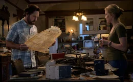 Gary (Paul Rudd) und Callie (Carrie Coon) studieren eine uralte Karte Summervilles, die bei den Sachen von Callies Vater, Egon Spengler, war.