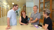 Roswitha S. und Werner K. (Mitte) haben ebenfalls tausende Euros für das Wundergerät ausgegeben. Sie wollen vom Physiker der TU Wien, Stefan Uttenthaler (links) wissen, um was es sich bei diesem Gerät handelt. Roswitha S. und Werner K. (Mitte) haben ebenfalls tausende Euros für das Wundergerät ausgegeben. Sie wollen vom Physiker der TU Wien, Stefan Uttenthaler (links) wissen, um was es sich bei diesem Gerät handelt.