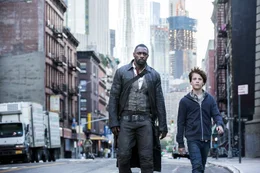 Der dunkle Turm  Reisen durch die Zeit: Idris Elba als Roland, Tom Taylor als Jake.  Copyright: SRF/2016 CTMG, Inc. All Rights Reserved.