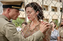 Die amerikanische Gegenoffensive nach dem &Uuml;berraschungsangriff auf Pearl Harbor zwingt den Marinepiloten Dick Best (Ed Skrein, l.) und seine Frau Ann (Mandy Moore, r.) zu einem Abschied auf unbestimmte Zeit.