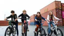 Bereit f&uuml;r die Verfolgung: Tarun (Caspar), Jonny (Leander), Hanna (Linda) und Alice (Emma).