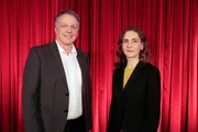 Diesmal verrät uns die Biologin Dr. Franziska Lederer vom Helmholtz-Institut Freiberg für Ressourcentechnologie, wie Elektroschrott biologisch recycelt werden kann. Und der Geologe Prof. Dr. Colin Devey vom GEOMAR-Helmholtz-Zentrum für Ozean-Forschung in Kiel erforscht eine Umwelt, die nie ein Mensch zuvor gesehen hat: den Meeresboden.
