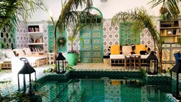 Die &auml;u&szlig;erlich oft unscheinbaren, traditionellen H&auml;user der Altstadt von Marrakesch entpuppen sich oft als traumhafte Riads mit traditioneller Kachelkunst auf W&auml;nden und B&ouml;den.