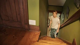 Connor (Judah Lewis) m&ouml;chte wissen, was in seinem Elternhaus vor sich geht.