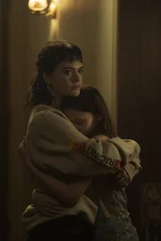 Maeve (Emilia Jones, li.)