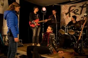 Dominik Morgenstern (Joscha Kiefer, hinten M.) und Toni Bischoff (Amanda da Gloria, l.) unterbrechen die Bandprobe von G (Thekla Hartmann, vorne r.).
