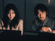 Reporterin Reiko Asakawa (Matsushima Nanako) bittet ihren Ex-Mann Takayama Ryuji (Sanada Hiroyuki) um Hilfe.