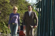 Soll Natalie (Traylor Howard, l.) ihrem Chef (Tony Shalhoub, r.) erz&auml;hlen, dass sie glaubt, seiner Frau Trudy begegnet zu sein? Schlie&szlig;lich denkt er, sie sei ermordet worden ...