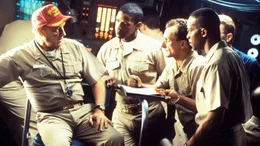 Die "USS Alabama" wird im Nordpazifik angegriffen.. (Foto: Gene Hackman, li.; Denzel Washington, 2.v.li.)