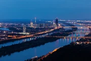 Die Skyline von Wien entlang am Ufer der Donau Die Skyline von Wien entlang am Ufer der Donau