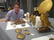 Historiker Dan Snow mit Sch&auml;tzen aus dem Grab des Tutanchamun.