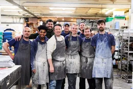 Jamie Oliver (3.v.l., vorne)  +++ Die Verwendung des sendungsbezogenen Materials ist nur mit dem Hinweis und Verlinkung auf RTL+ gestattet. +++